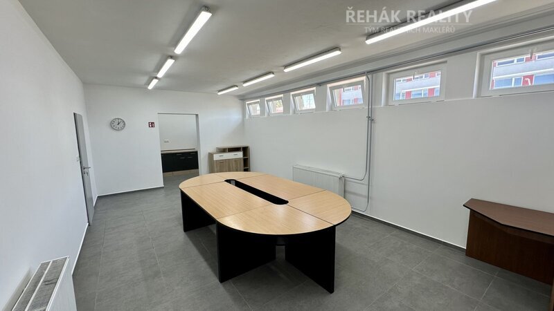 Pronájem skladového prostoru Černá za Bory, 2 299m2