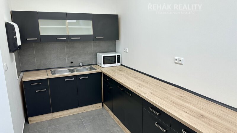Pronájem skladového prostoru Černá za Bory, 2 299m2