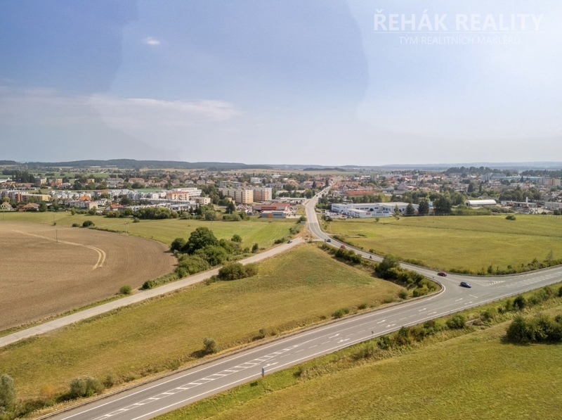 Nabízíme Vám k prodeji lukrativní stavební pozemek s developerským záměrem ve městě Holice 4960m2