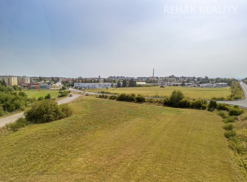 Nabízíme Vám k prodeji lukrativní stavební pozemek s developerským záměrem ve městě Holice 4960m2